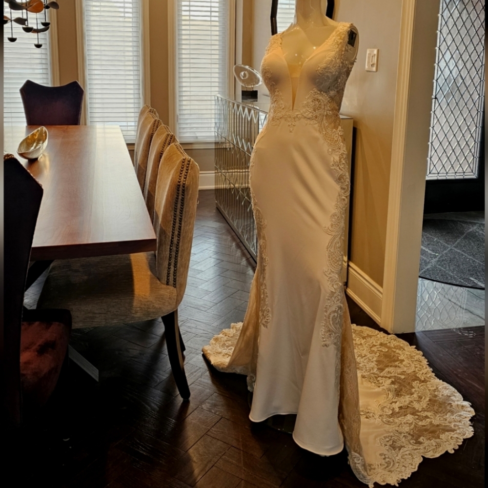 Elegant Ivory Lace Wedding Gown